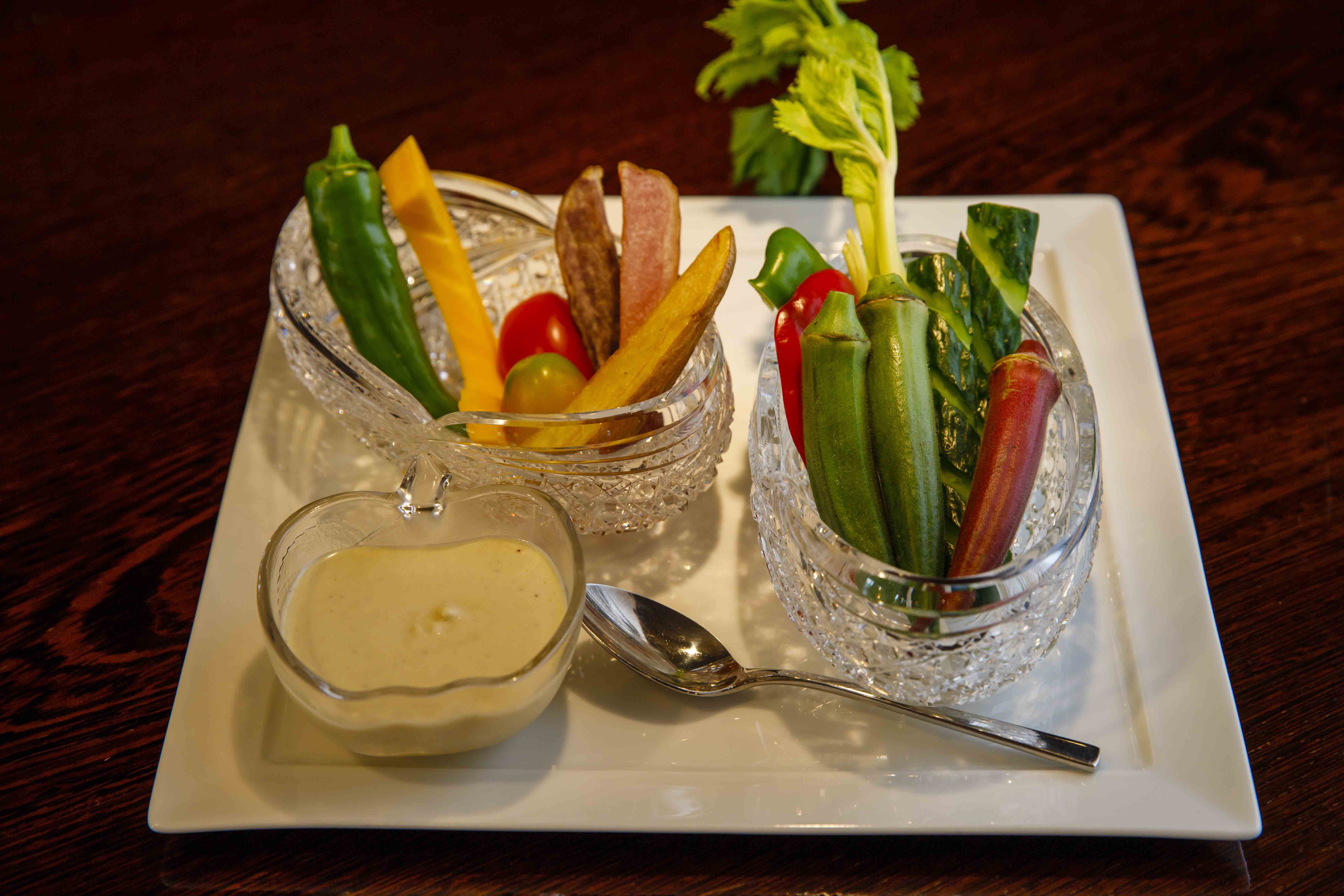 あめつち農園野菜のバーニャカウダ ¥1,200・長野県の中川村から取り寄せた、甘みのある新鮮な野菜にはシャルドネの白などがおすすめ。