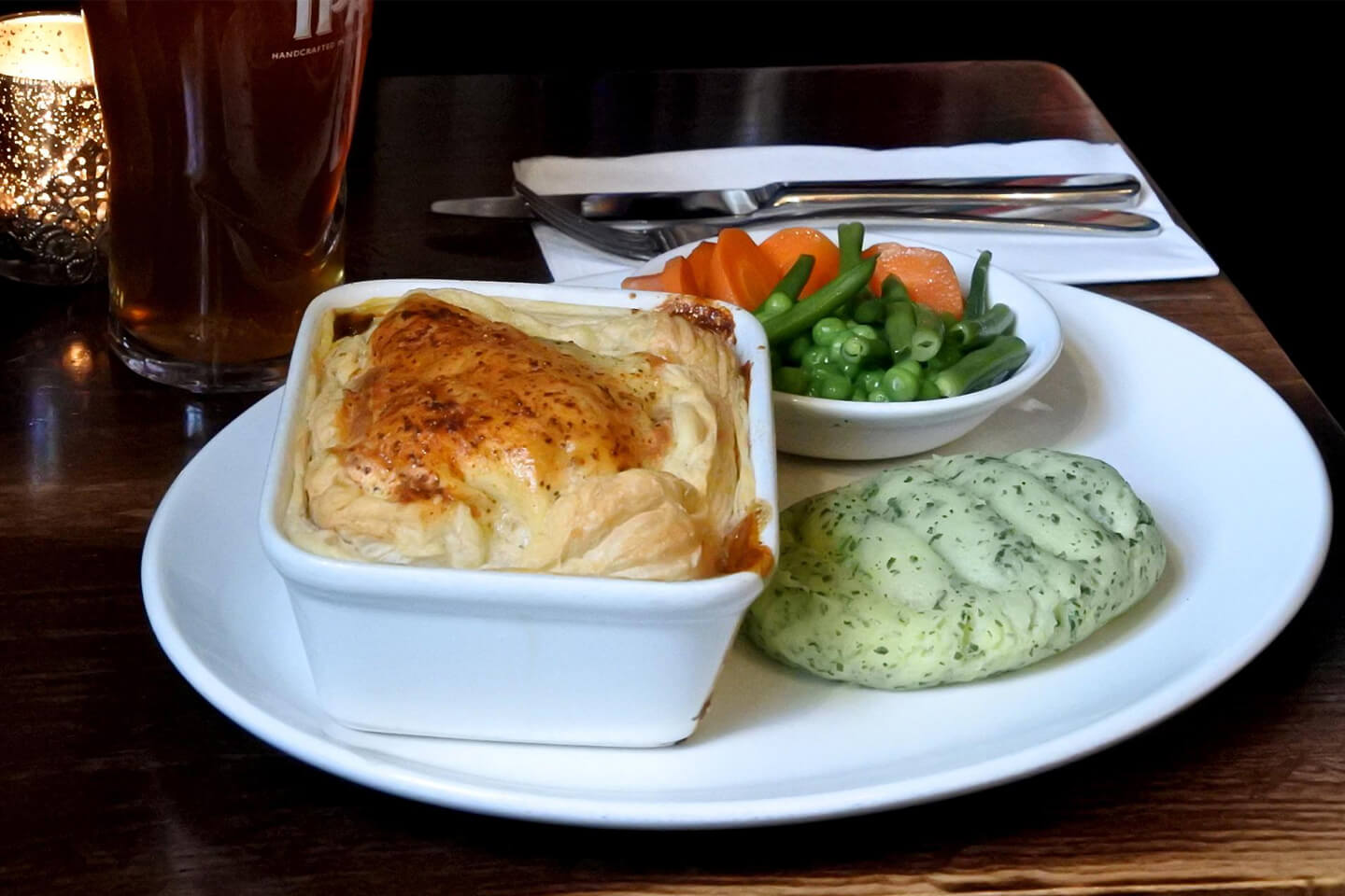 2-2:パブ「Grenadier」のビーフ・パイ。食事もおいしく伝統ある店