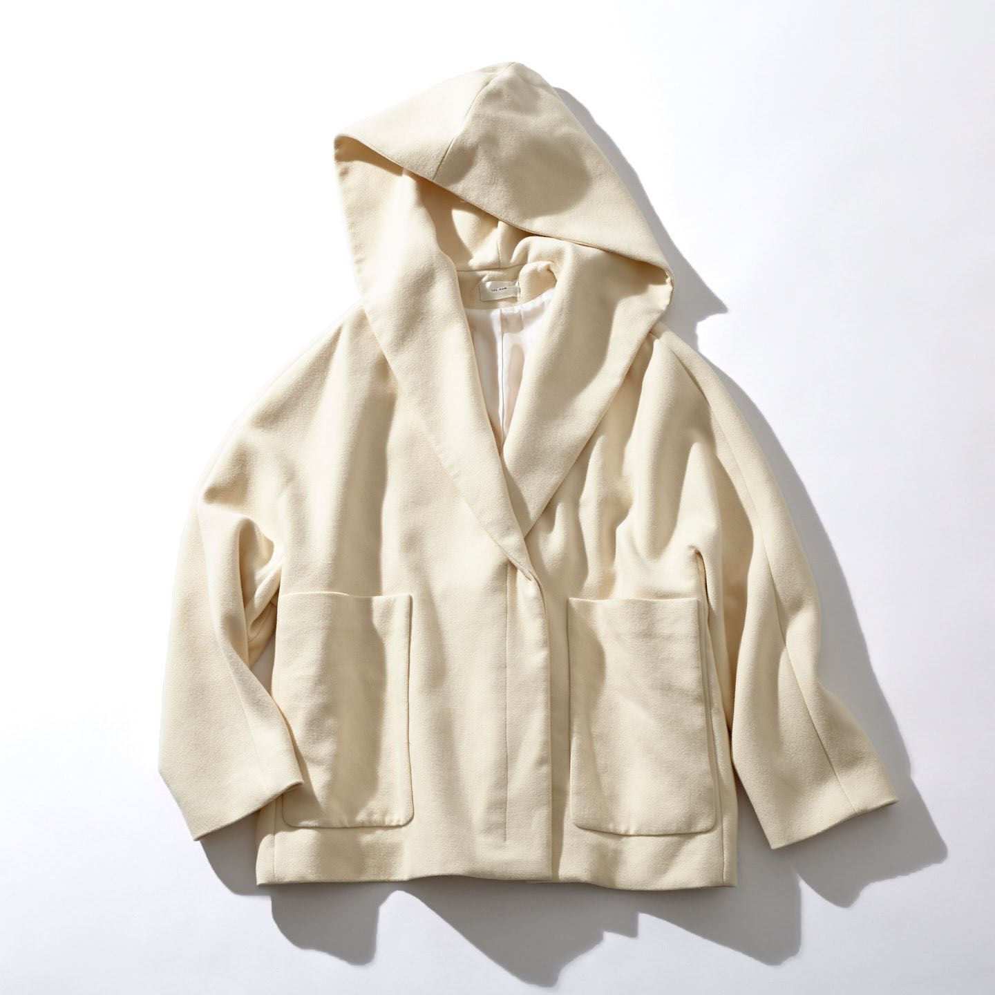 ショート丈のコート「ERNSTLY JACKET(エランストリージャケット)」¥230,000(税抜)