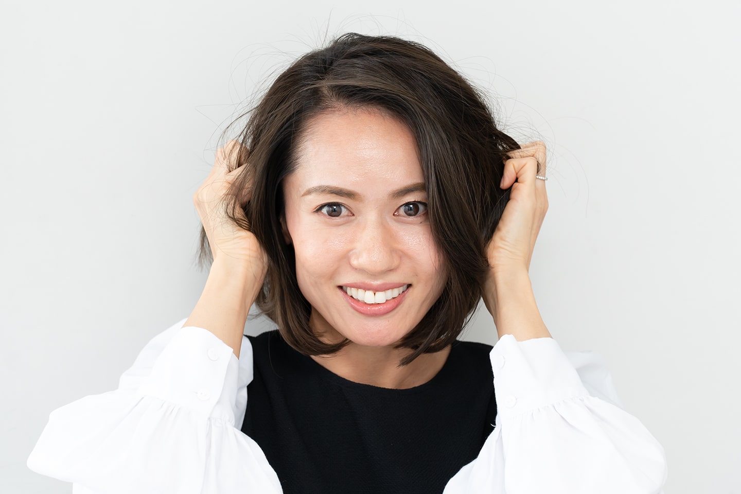 毛束感を出すように髪全体を揉み込むようにしてワックスをなじませる。