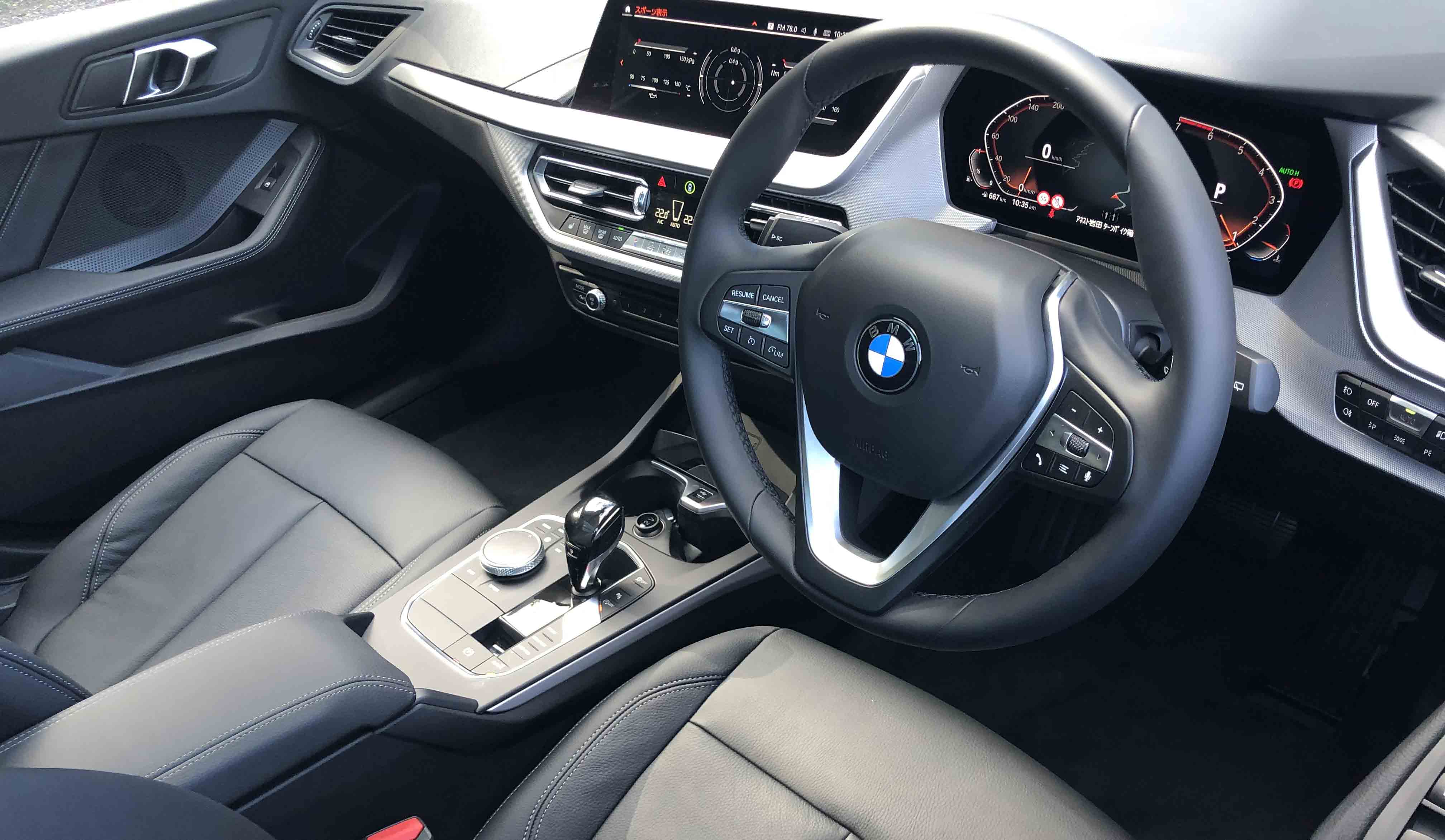 BMW 118i Playのデジタル「ライブコクピット」は「iDriveナビゲーションパッケージ」はオプション(24万円)。