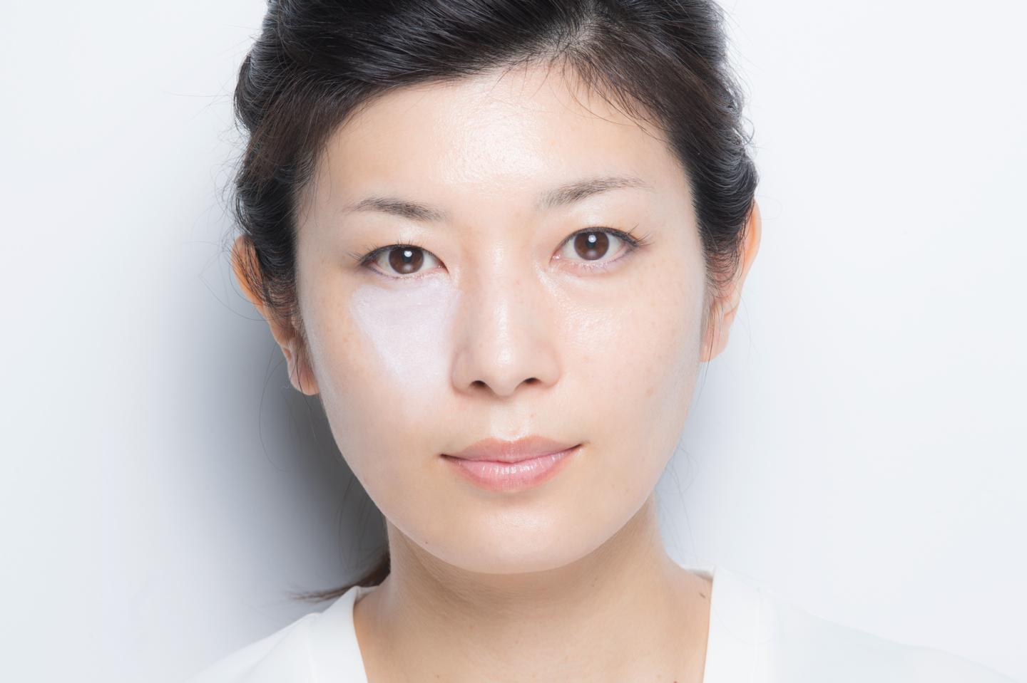 ファンデーションの前にハイライトを仕込み、目の下を明るく。