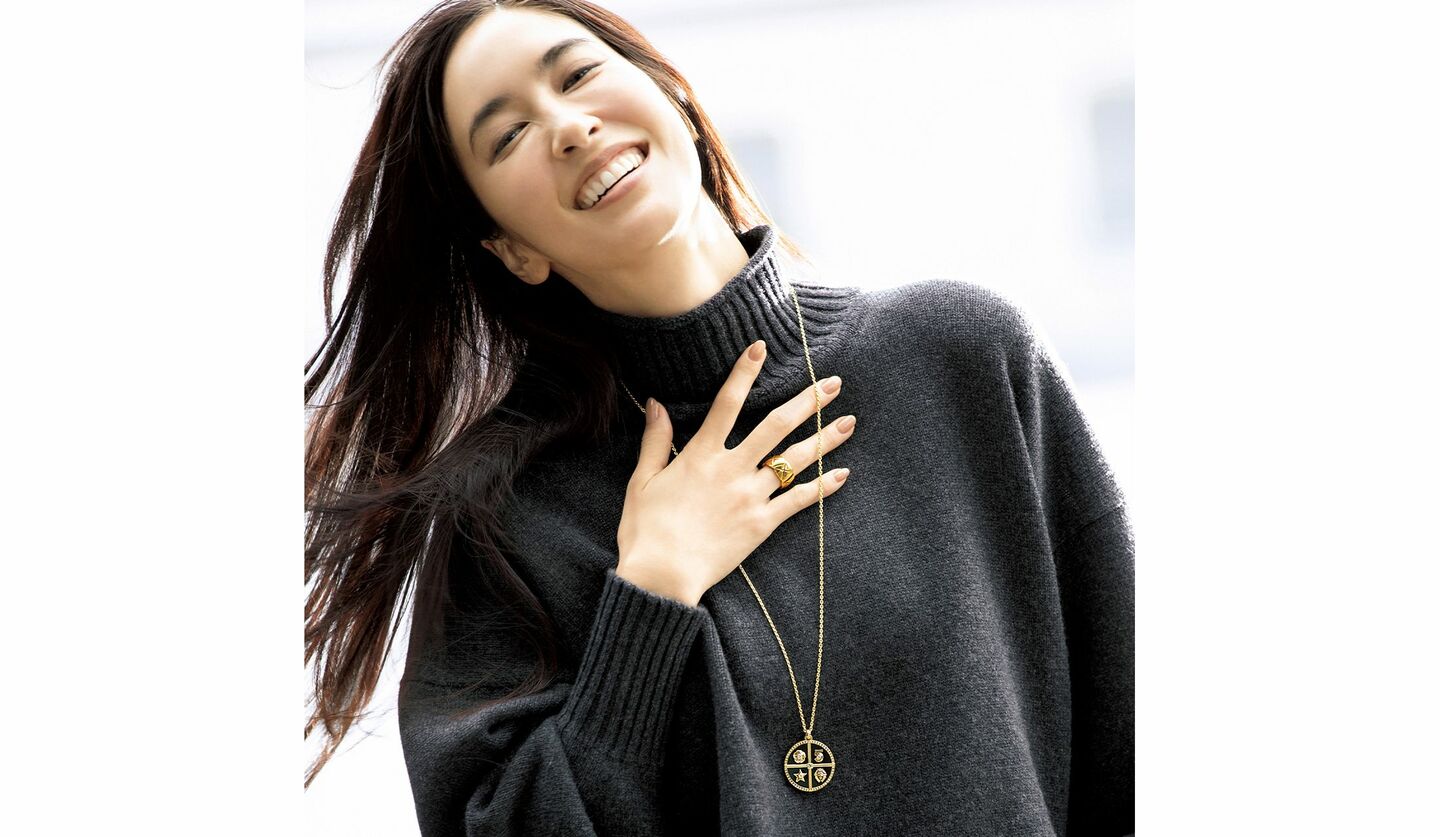 ジョンストンズのニットとシャネルのチャームネックレスを着用したモデル