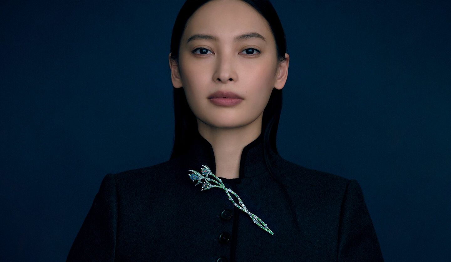 大政 絢さん、バラを象った「TASAKI」のブローチをジャケットにあしらったスタイル