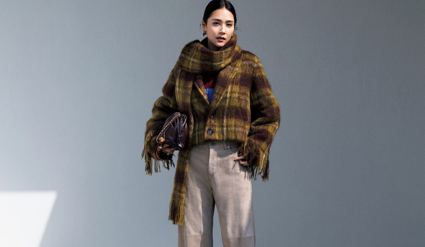 ロエベのコートを着用したモデル