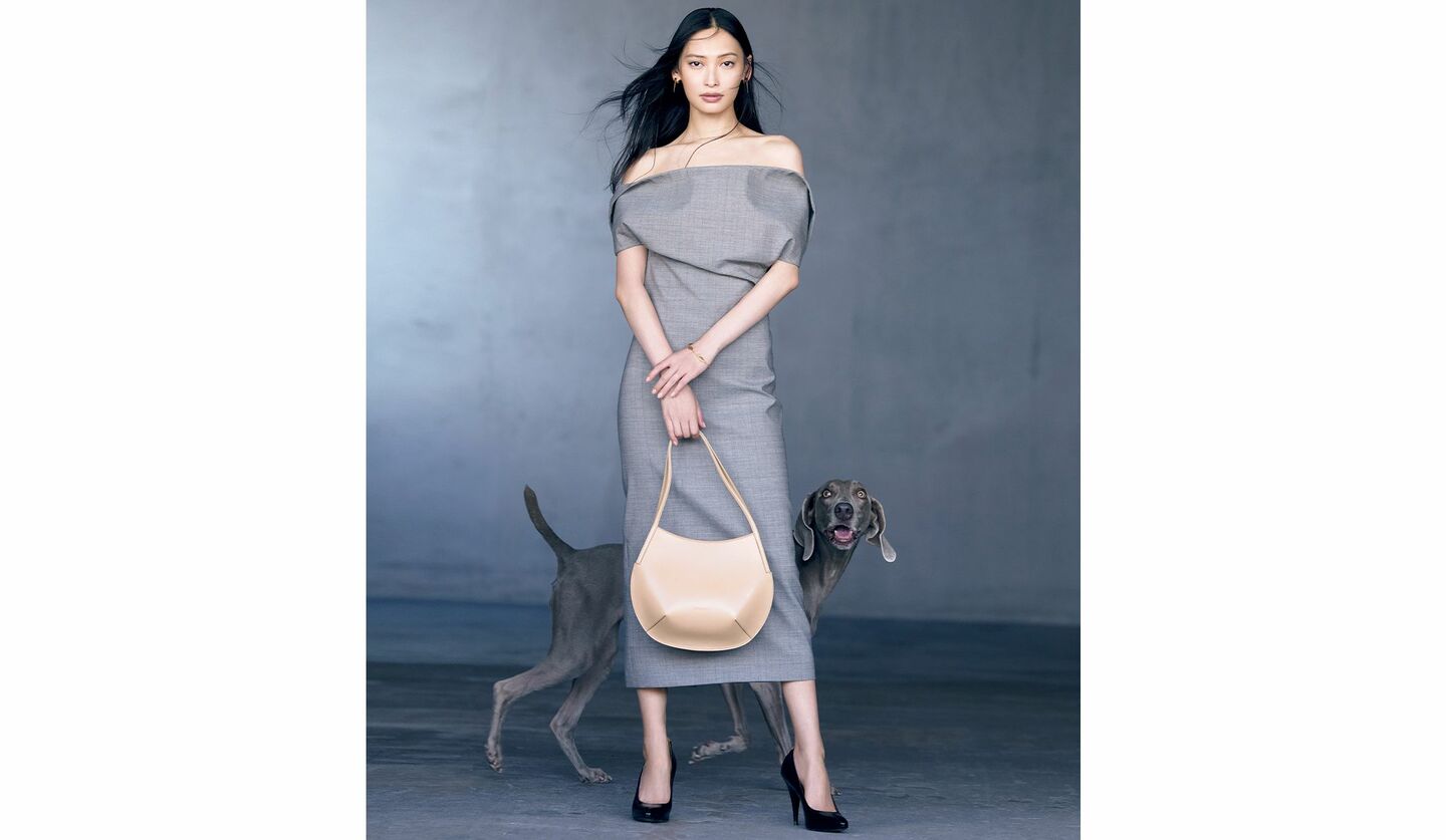 「ジル サンダー」のウエアを着用したモデルの大政絢さんと犬モデルのガウナ