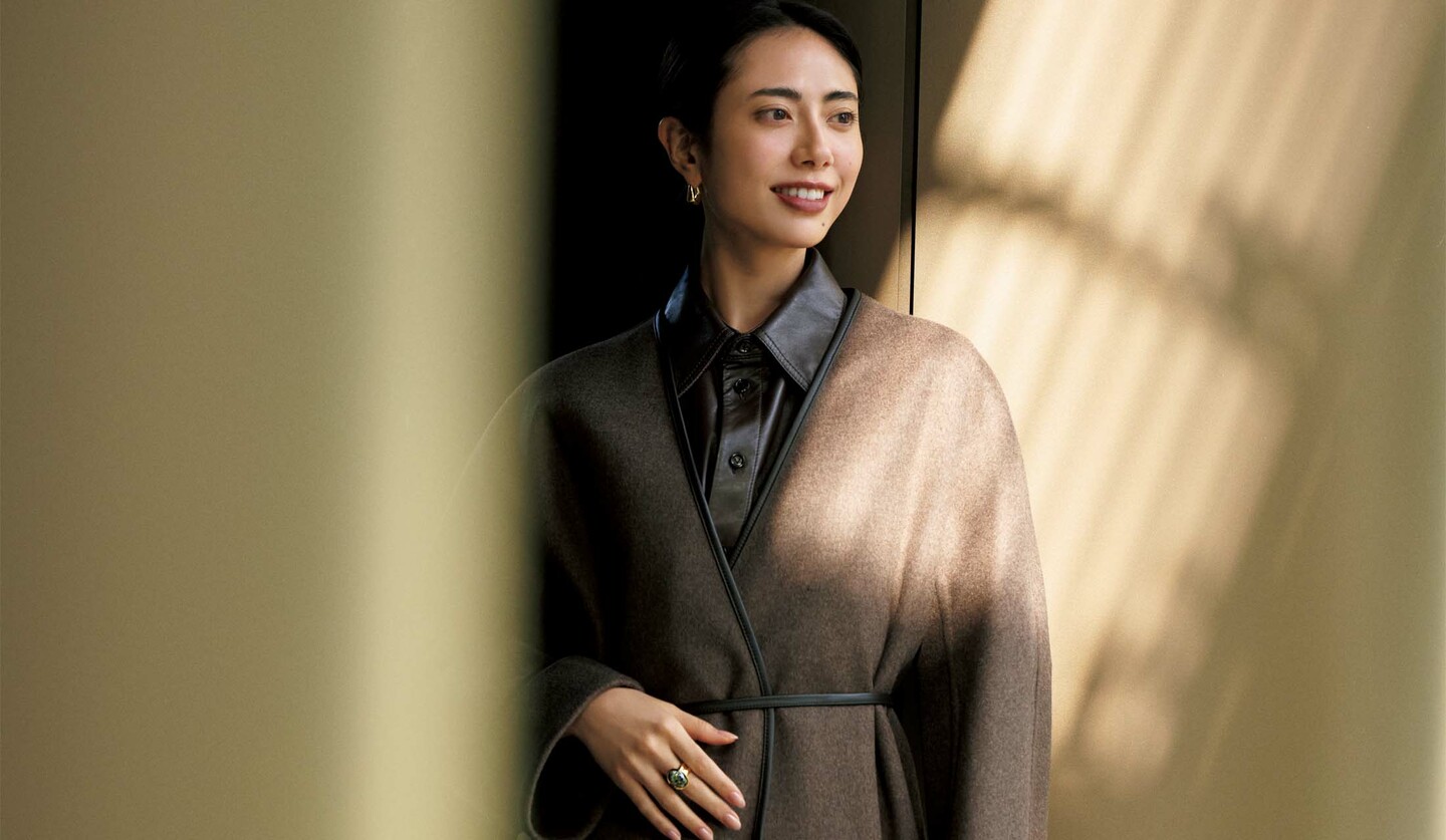 「ボッテガ・ヴェネタ」のラップコートを着用したモデルの土屋巴瑞季さん