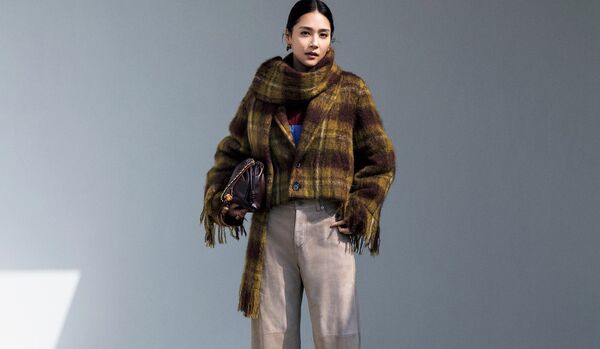 佇まいにいきいきとした表情が生まれる「ロエベ」のコート|オーセンティックなチェック柄が旬モードな印象に