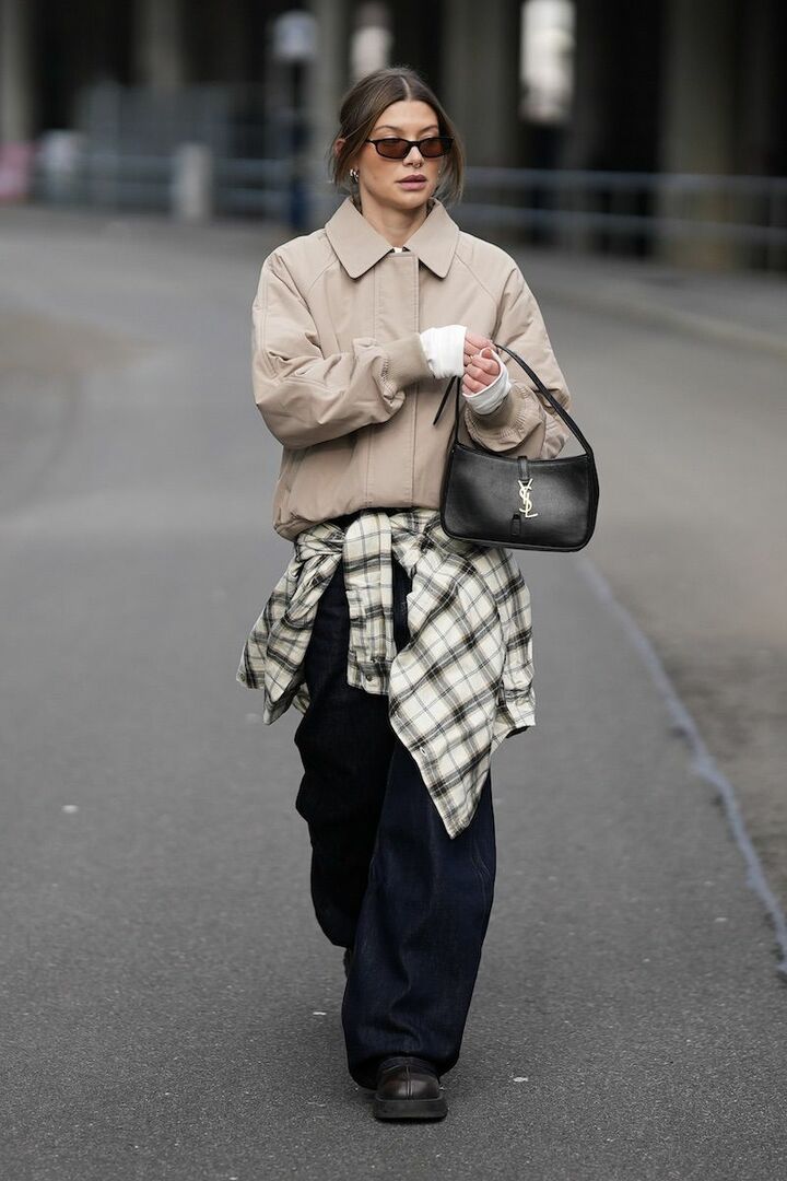 チェックシャツをアクセサリーとして活用し、ワンツーコーデをキャッチーにアレンジ。