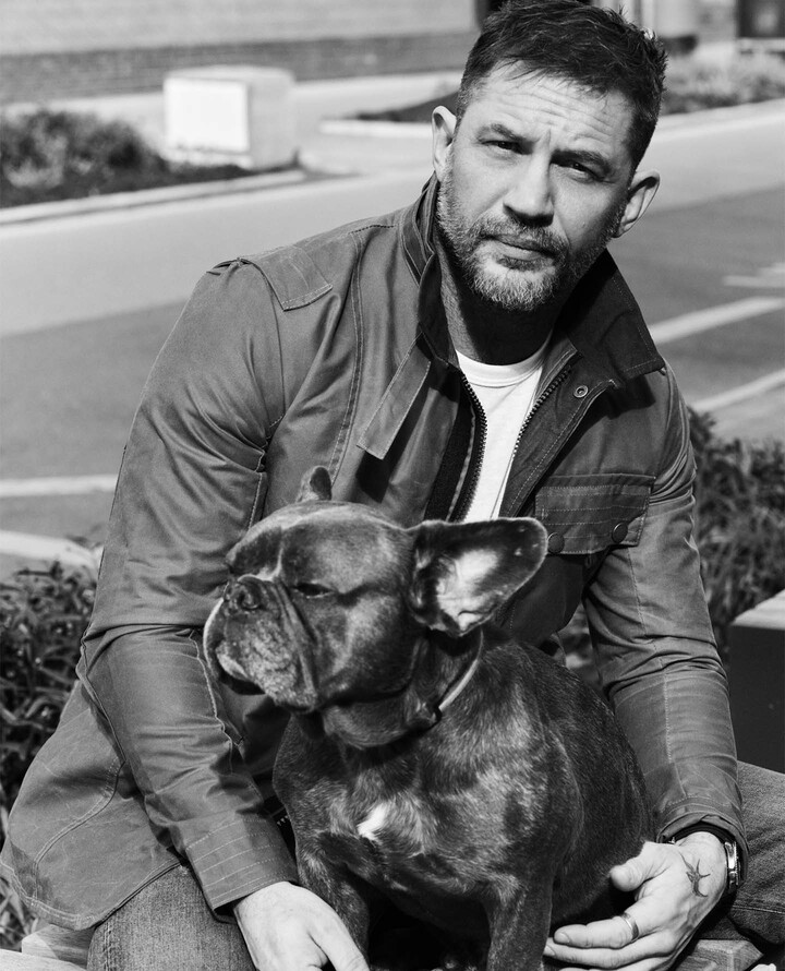 俳優トム・ハーディと愛犬のブルー