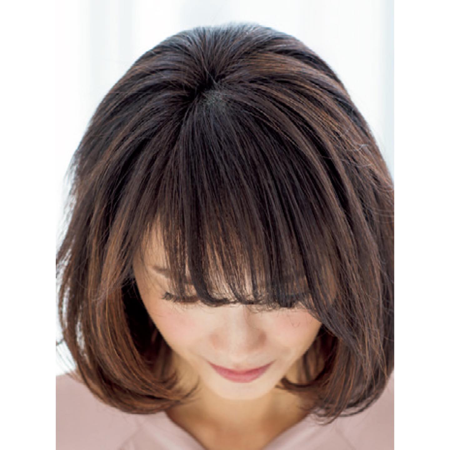 前髪の幅を広めに設定して横ラインを強調することで、顔の長さを緩和。前髪を重めに下ろしておでこを隠し、キュッとミニマムに。