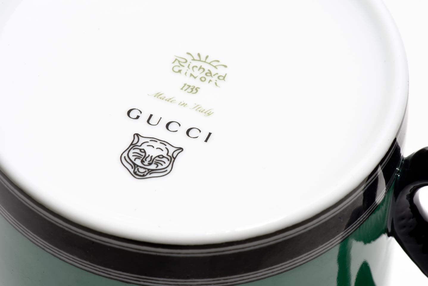 マグカップの底裏には、イタリアのリチャードジノリ製の証であるロゴがプリントされている。