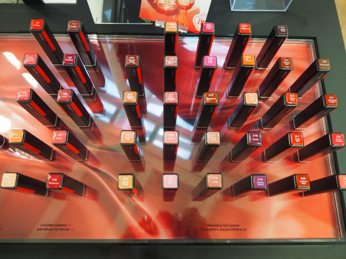 リップメイクのアイテムは「GELS」群以外にもあるので、まずはどんな質感の仕上がりにしたいのかから考えて。