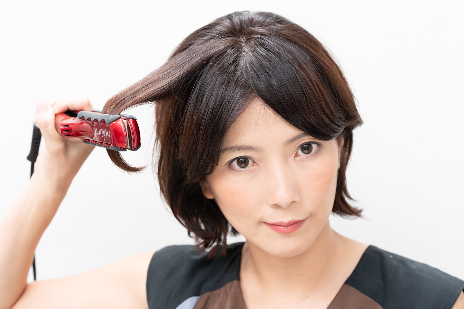 ストレートアイロンを毛束が内向きになるようにあてる