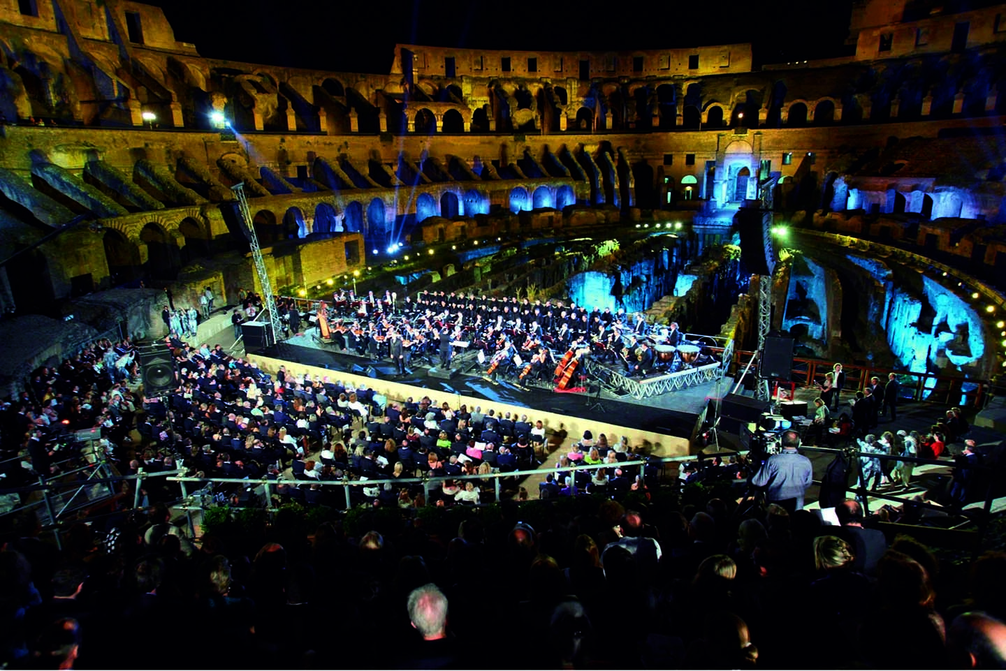 写真は’09年4月のイタリア中部地震で被害を受けた、音楽学校の再建を目的に行われたチャリティコンサートの様子。過去にアーティストのライブなども開催されている。 ©Sipa Press/amanaimages