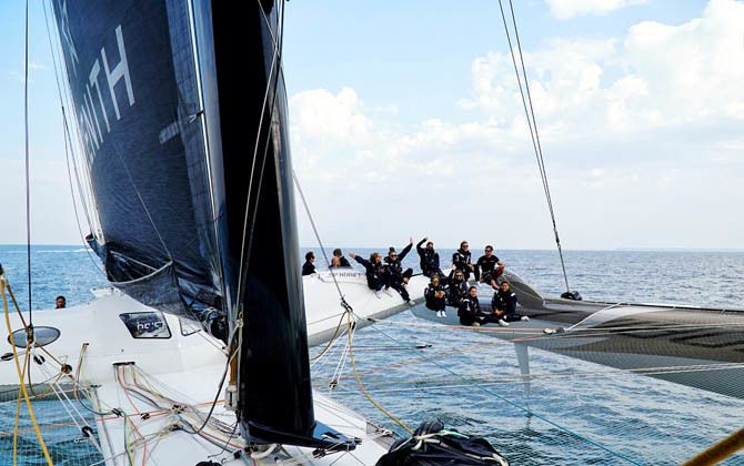 天候にも恵まれ船上でくつろぐジャーナリストたち。実際のレースでは、こうは行かない
