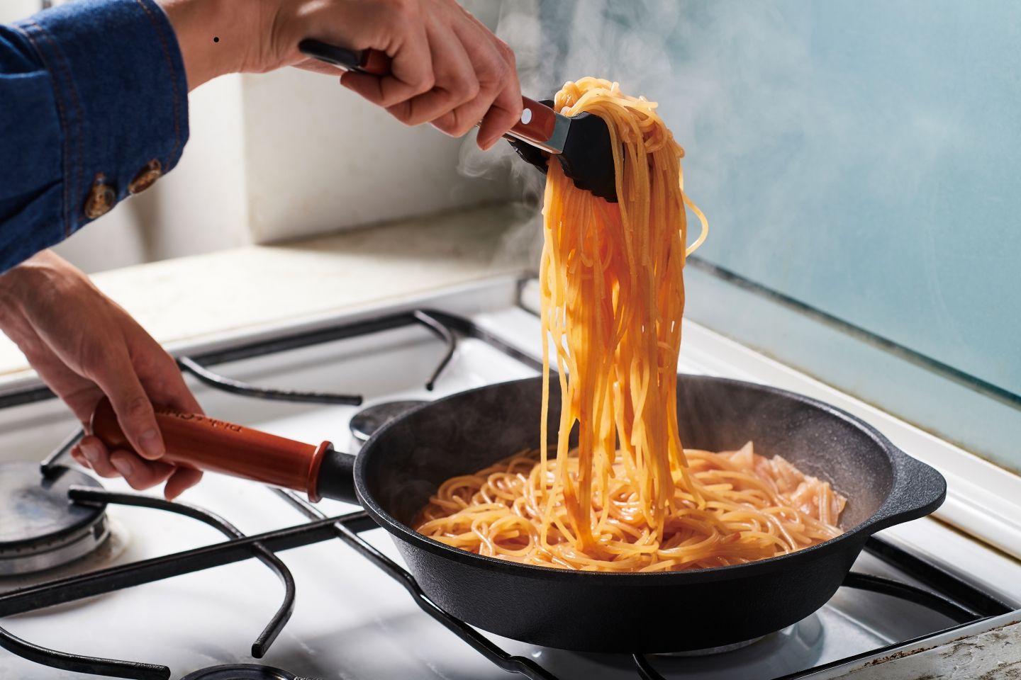 「Dish&Chill」でワンポットパスタを調理している写真