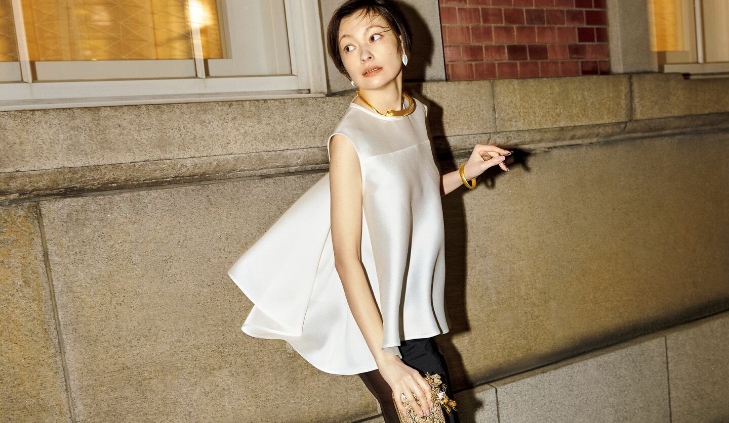 M・filのブラウスを着用したモデルの太田莉菜さん