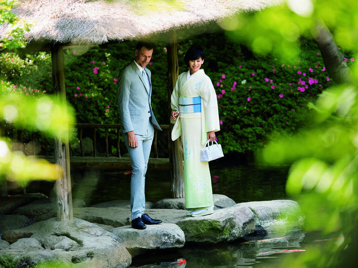 きもの[仕立て上がり] ¥560,000・帯[仕立て上がり] ¥360,000・帯揚げ ¥31,000・三分紐 ¥7,500・草履¥34,500（銀座もとじ） 帯留め ¥27,000（きもの和處 東三季） バッグ ¥44,450（井澤屋）　メンズ／ジャケット ¥54,000・パンツ ¥27,000・ネクタイ ¥12,000（Theory） その他／スタイリスト私物