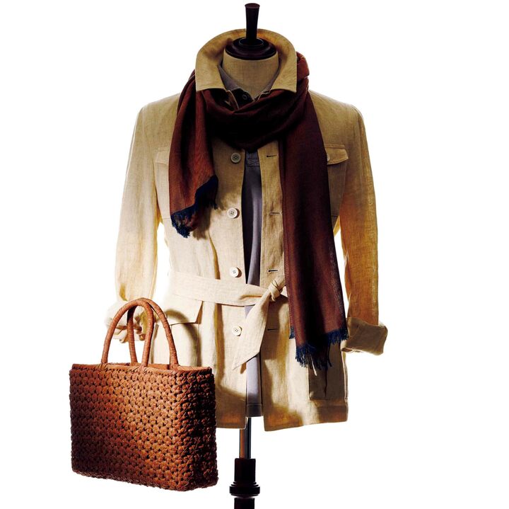 主に東北地方の山地に自生する山ぶどうは、縄文時代から日本人になじみ深い植物。その蔓を削った皮は極めて頑丈で、籠や生活の道具としてはもちろん、吊り橋の材料にも使われてきた。そんな稀少な素材を使った籠バッグは皮脂を吸収しやすく、使い込むほどに飴色に変化していく。最初から迷わず一流品を手に入れよう。［名品データ］●素材：山ぶどうの蔓を削った皮 ●サイズ：縦21.5×横37×マチ9.5cm※個体差あり ￥150,000（山葡萄籠工房）コーディネート／春夏のカジュアルならどんな格好にも合うが、最も相性抜群なのがリネンのサファリジャケットを中心としたアースカラーの着こなし。欧米の洒落者から垂涎の目で見られることは間違いない！ ジャケット￥102,000（シップス 渋谷店〈ラルディーニ〉） ポロシャツ￥24,000（トレメッツォ〈フェデッリ〉） ストール￥19,000（バーニーズ ニューヨーク カスタマーセンター〈アリアンナ〉）※税抜、参考価格