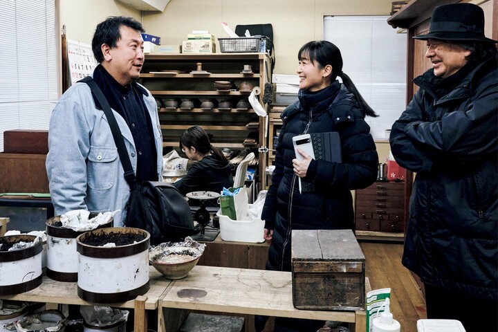 能登を取材するキャスターの大江麻里子さんと建築家の坂 茂さん