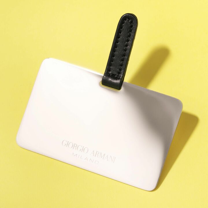 本体の色に合わせたタブ付きのミラーが備わって。