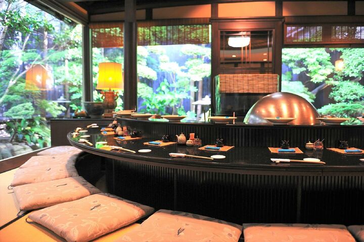 美しい中庭が見える天ぷらカウンター