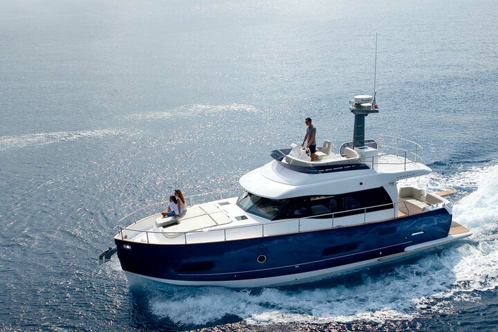 「アジムット マジェラーノ43」¥350,000,000 ［生産国：イタリア、全長×全幅：13.63×4.40m、重量：18,100kg、エンジン：カミンズ QSB 6.7（ディーゼル）×2、エンジン最大出力（1基）：264kW（355hp）、エンジン使用燃料：軽油、燃料タンク：1680l、清水タンク：600l、定員：15名］