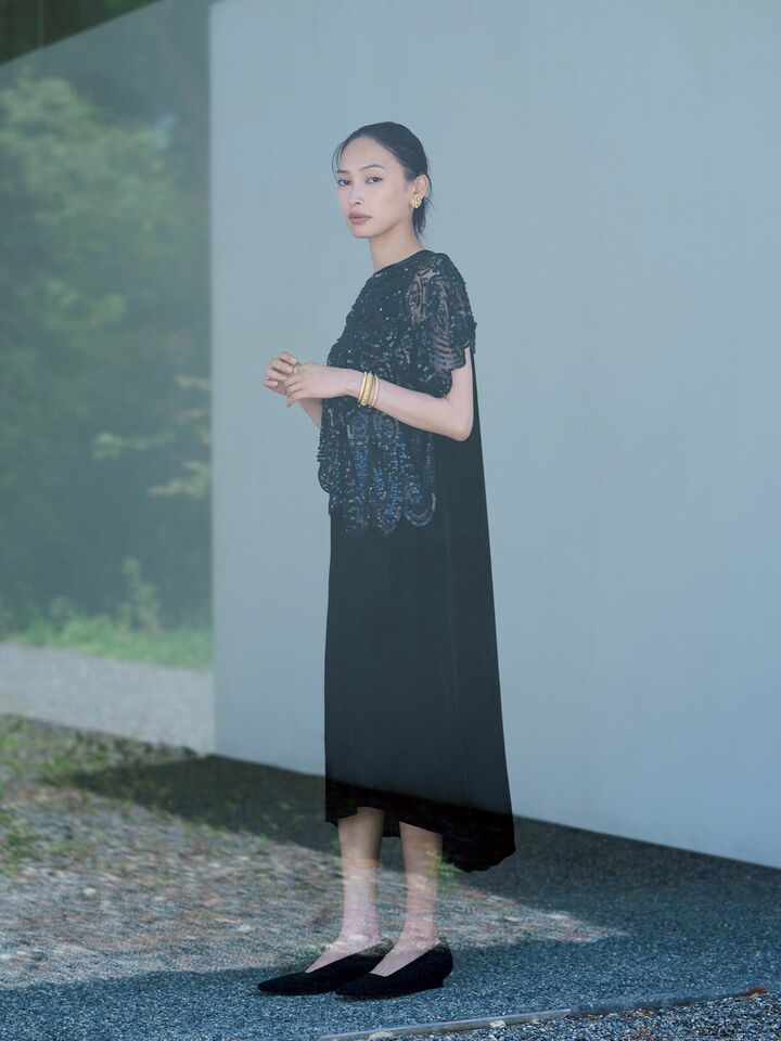 「ザ・ロウ」のウエアを纏った大政 絢さん