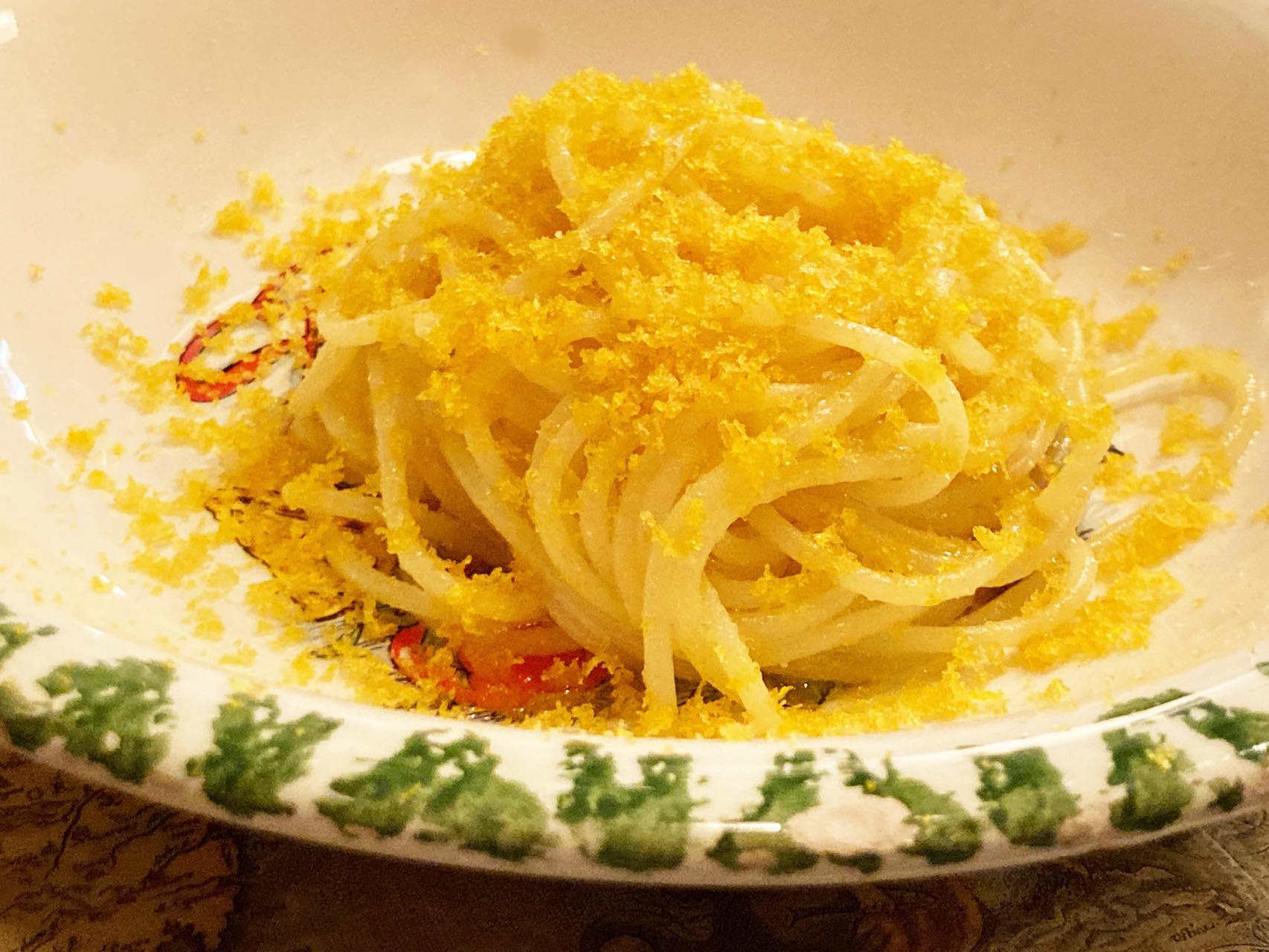 「カラスミのスパゲッティ」は茹で上げたスパゲッティに、黄金色のイタリア製ボラのカラスミ「ボッタルガ」たっぷりのトッピング。1850円