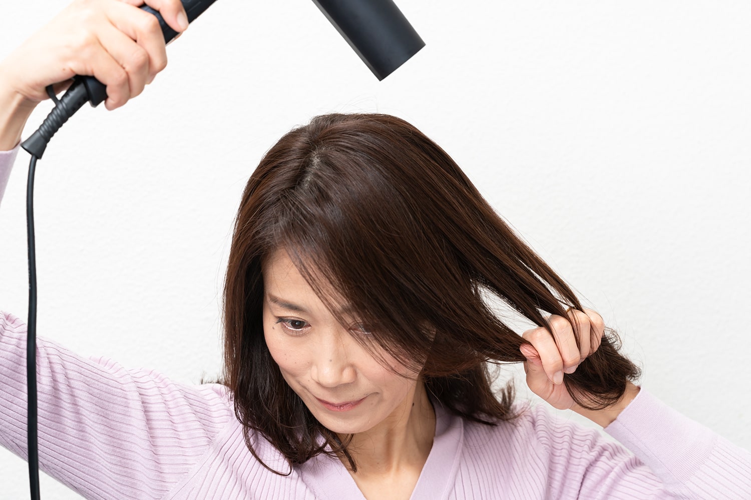 内側から手ぐしで少し毛束を引っ張るようにとかすのがポイント。