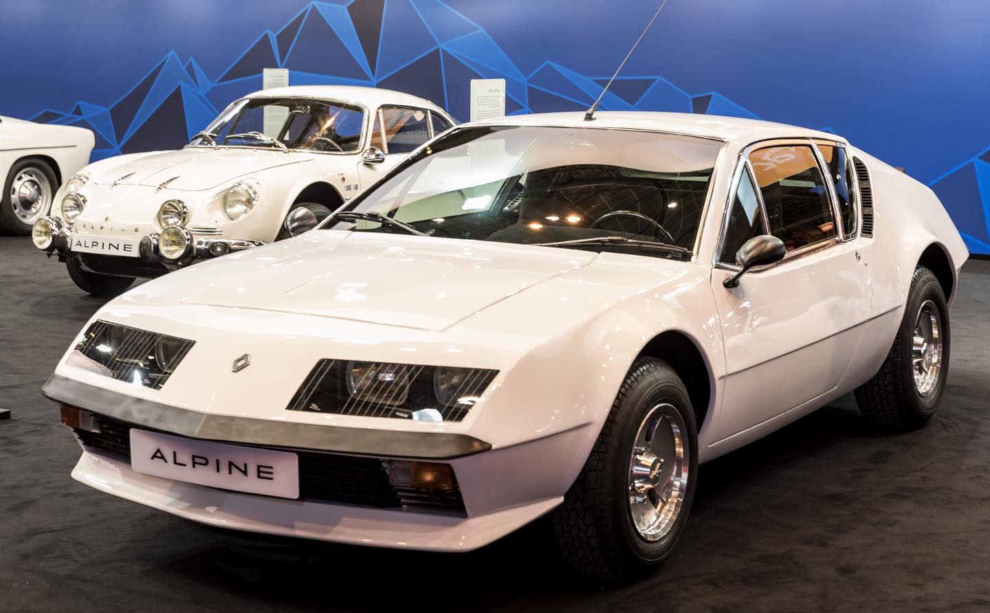 「旧A110」のあとを受けて登場した、「A310」(1971〜1984年)。スタイリングはモダンになり、後期型は2.7リッターV6エンジンを積む「アルピーヌ・ルノー A310 V6」となり、ラグジュアリーなフレンチGTとして人気を博した。
