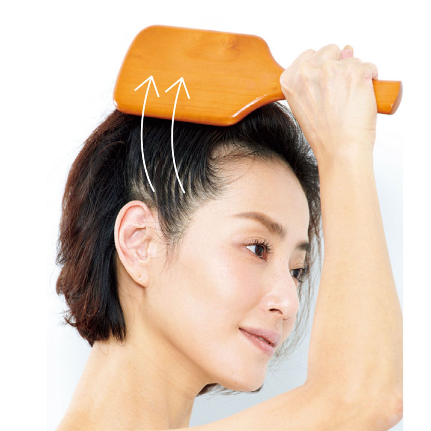下から上へ動かして血行を促進!