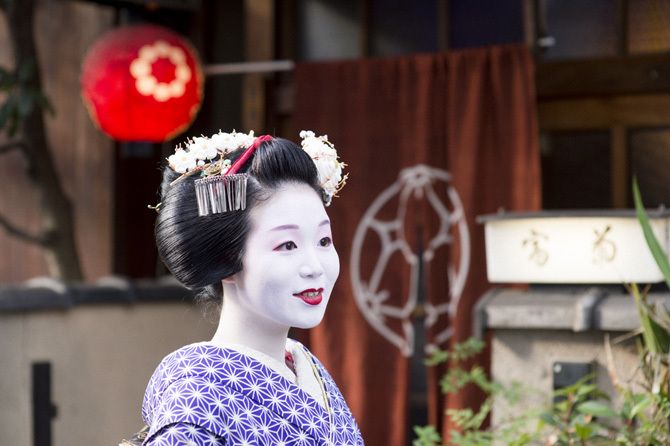 祗園東の置屋「富菊」で話す富津愈さん