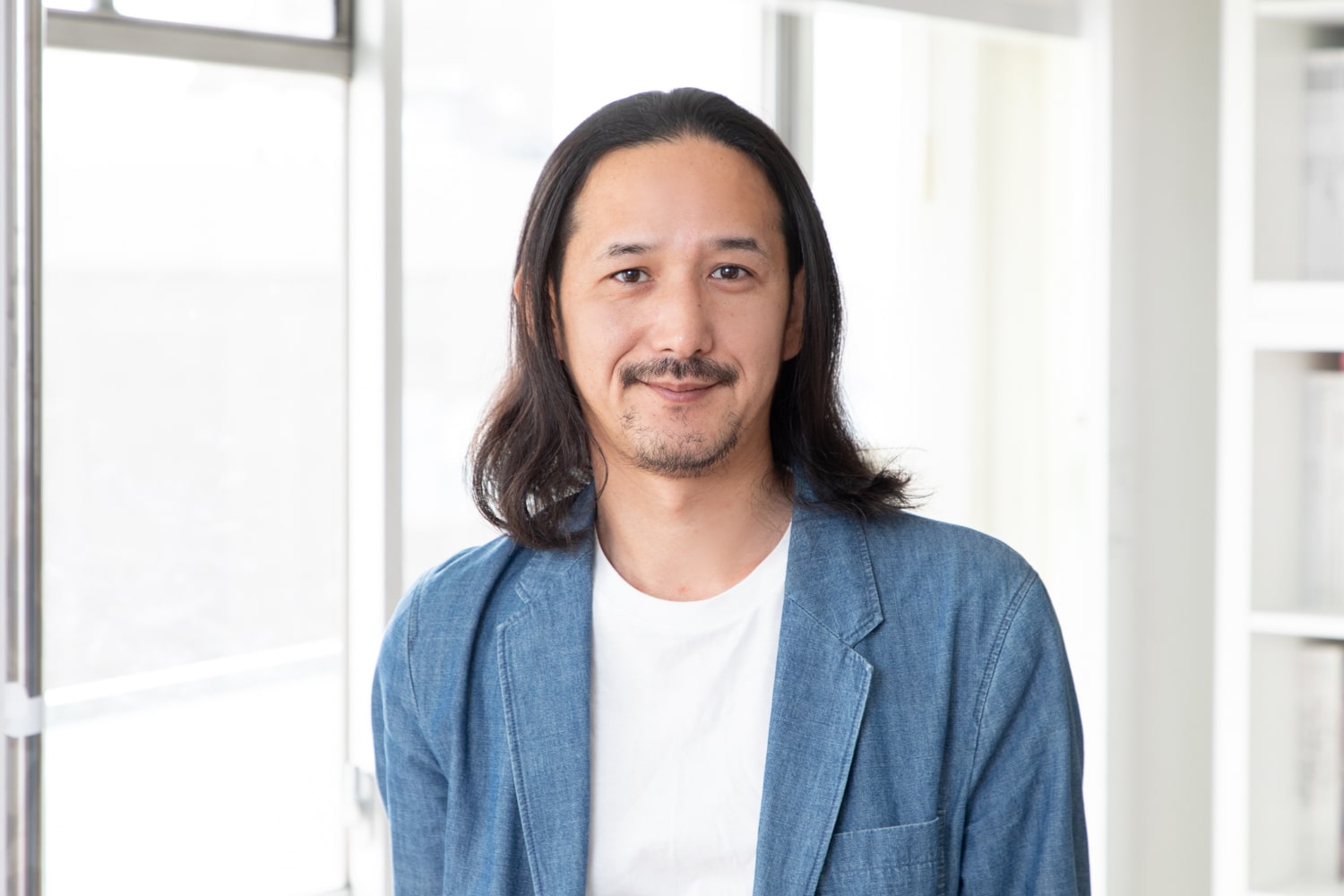 ANTIのディレクター・DOKAさん。最近は、興味をもったものに、いろいろ挑戦しているのだとか。「読書や料理、ぬかづけなど…。やることがなくて暇なのがイヤで、気になることは始めるように(笑)。とくに登山は、装備を整えるのも楽しく、月に2回は山に行っています」Instagramアカウント@doka__anti