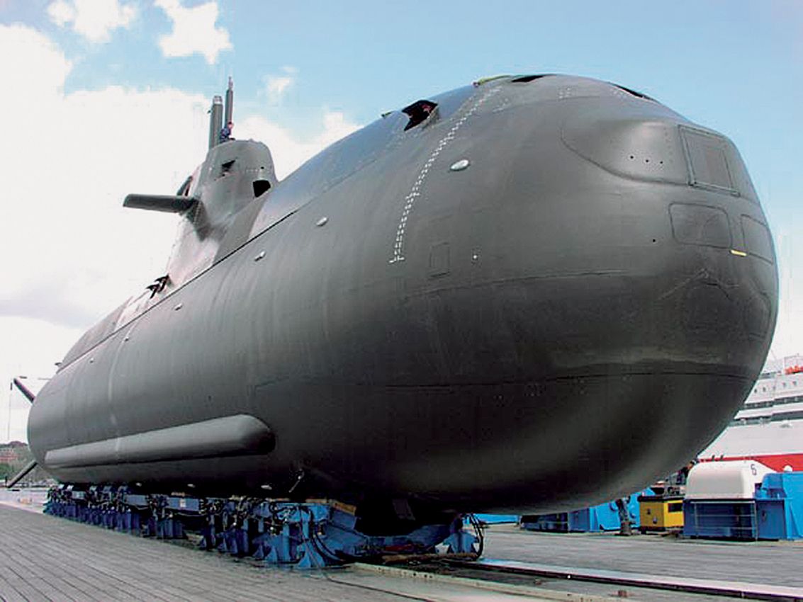 ドイツ海軍の 212 クラス の非原子力潜水艦。外殻に用いる特殊鋼をケースとリューズに使用。一般的な時計ケースに使われる316Lステンレススチールに比べ1.55 倍以上の強度を備えている。
