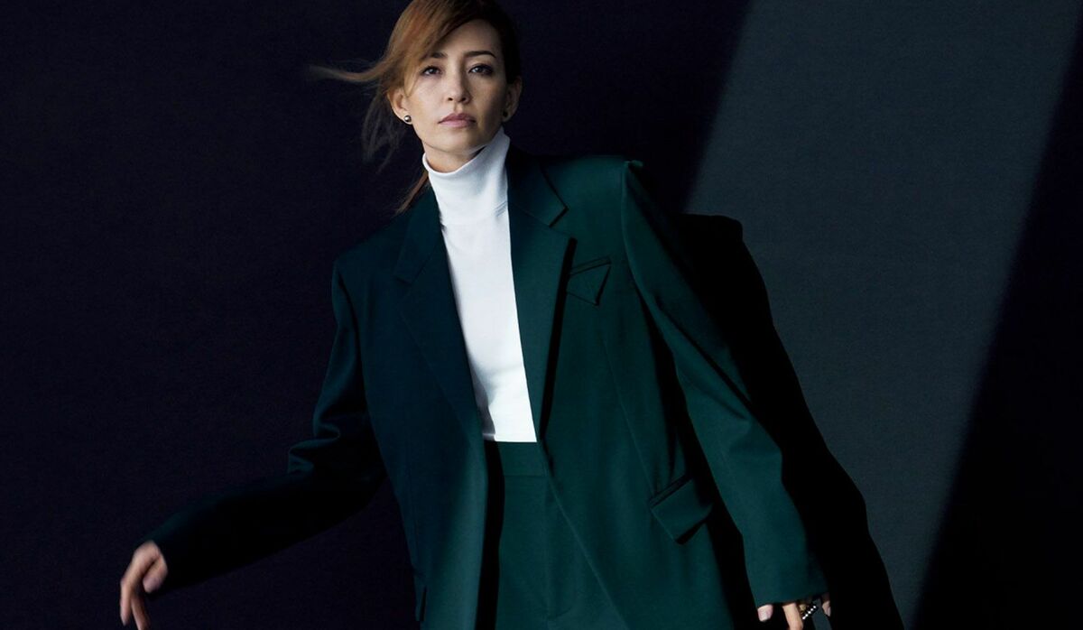 見た瞬間に心惹かれる「ボッテガ・ヴェネタ」のパンツスーツ｜程よい