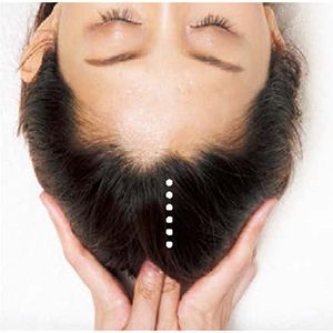 最後に押すのは、写真のように頭頂部のつむじのあるあたりまで。生え際から頭頂部まで5～6か所ほど押して