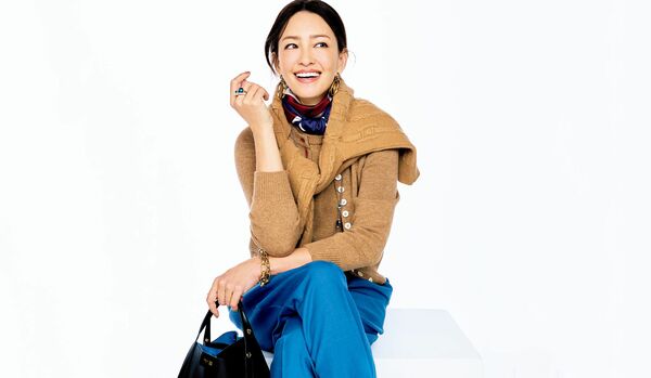 3/24 Tue｜「セリーヌ」の鮮やかなブルーを深みのあるベージュで包み込んで、クールな華やぎを柔らかく優雅に【365日コーディネート】