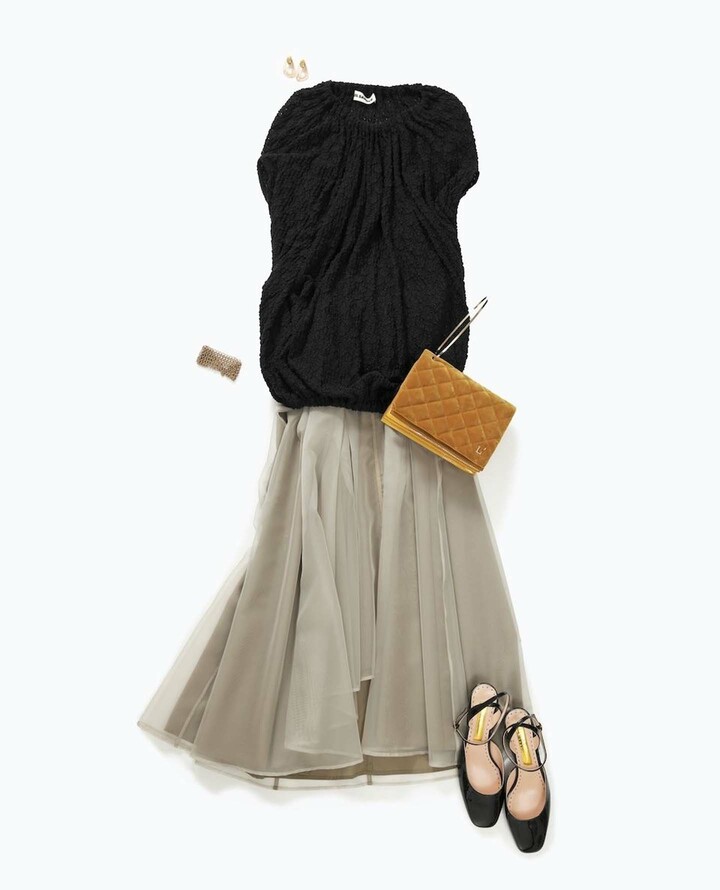 セージグリーンのシアースカートを主役にしたコーディネート