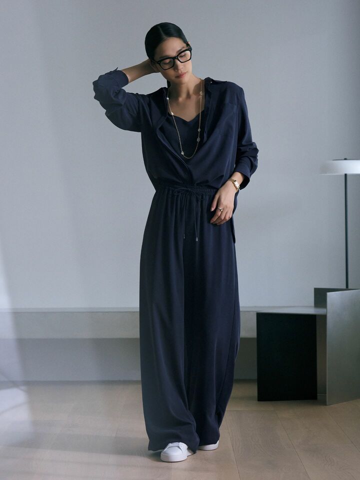 「マックスマーラ」のセットアップを着用したモデルの大塚まゆかさん