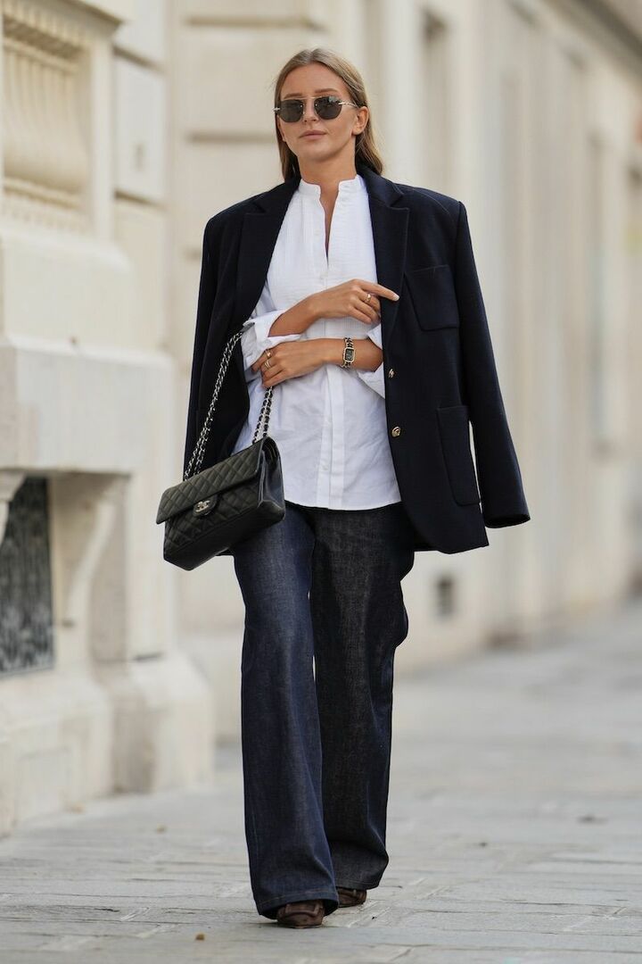 オーバーサイズのジャケットは、肩パッド入りのデザインがどう着てもモダンさをキープしてくれます。