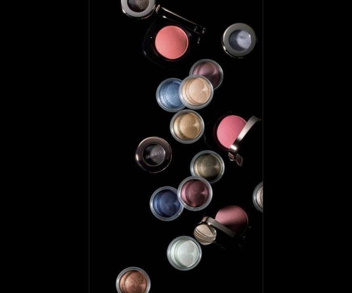 写真上／『アイグロウ ジェム』の技術を応用した新感覚のチークは、やはり指先で。するすると肌に溶け込んで、自然に艶めく頬メイクが簡単に。つけ方のポイントは指の腹を広く使うこと。ほんのりと上気したような、若々しい頬に彩って。　写真下／指先ひとつで理想の輝きと、立体感のある目元を演出できる、大人気のアイカラーが新しく。使いやすいブラウンからベージュ系に加え、ブルーやカーキ、ミルキーなハイライトやゴールドやシルバーなど輝きを盛る色もいっそう充実。コスメデコルテ アイグロウ ジェム全30色 各￥2,700　コスメデコルテ クリーム ブラッシュ全8色 各￥3,500　[Precious3月号147ページ] 撮影／佐藤 彩