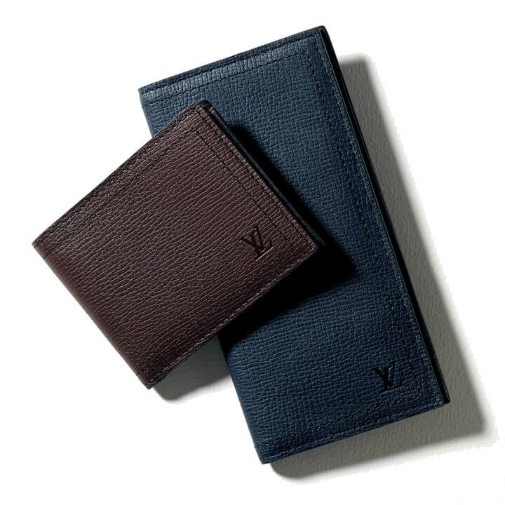財布［茶色］『ポルトフォイユ・コンパクト』￥61,000［縦9.5×横12.5cm］・［ネイビー］『ポルトフォイユ・ロング コイン』￥81,000［縦19.5×横10.5cm］（ルイ・ヴィトン）