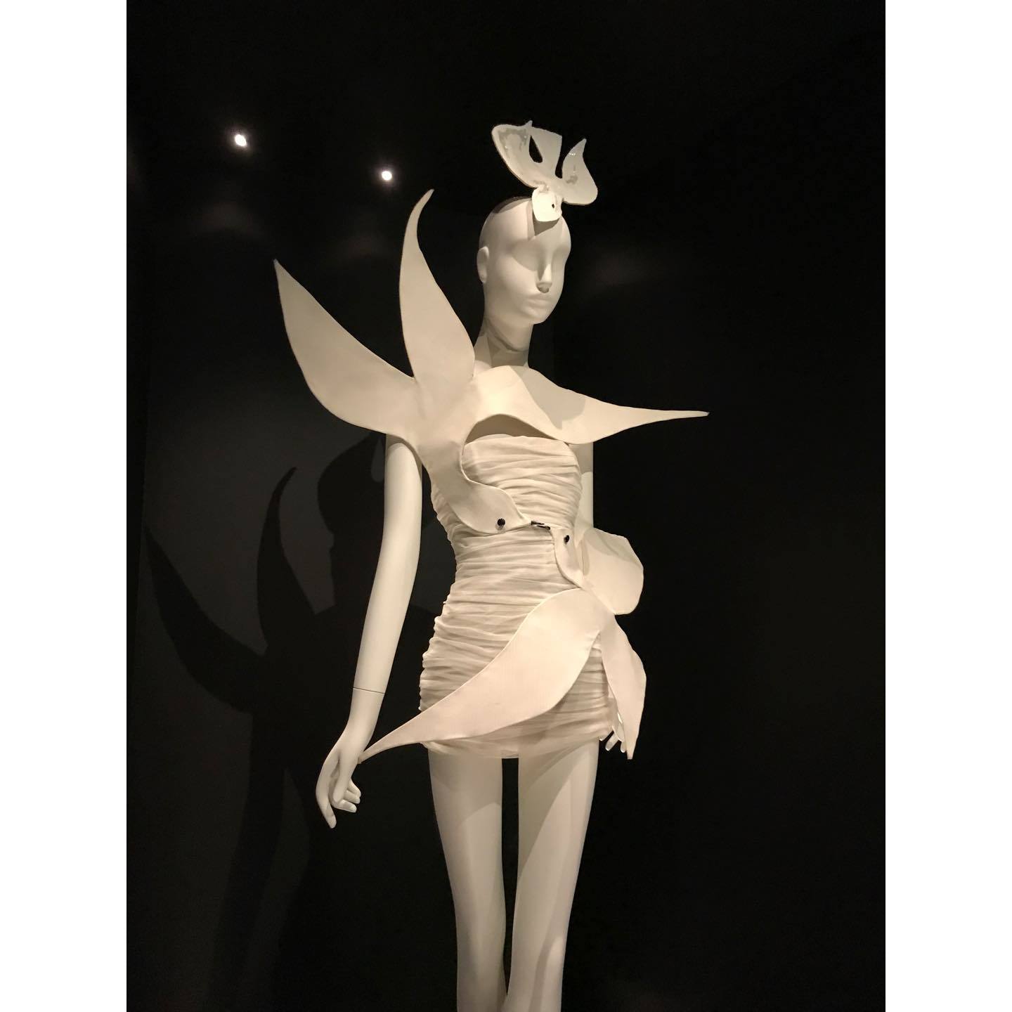 ウエディングドレス。ポエティックですが、花嫁がこの装いなら、花婿はどんな服を着ればいいのか…。