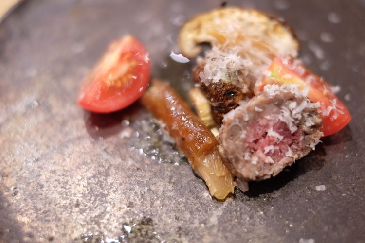 真空状態で2日間ほど寝かせてつくるスモーキーな『ささみジャーキーと牛サラミ