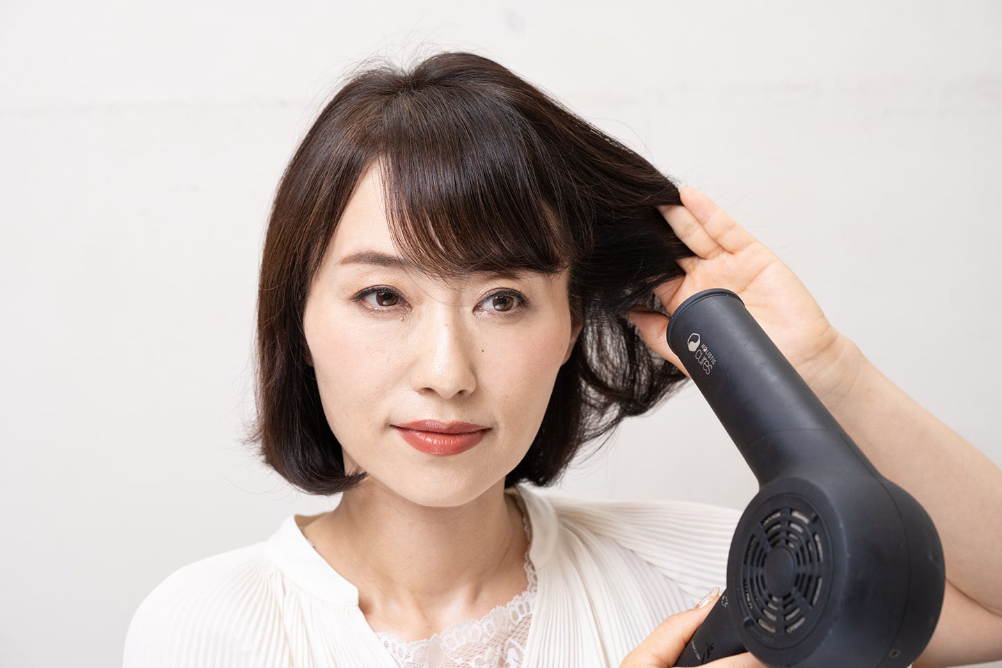 手ぐしで根元から髪を立ち上げるようにとかしながらドライヤーをあてる。