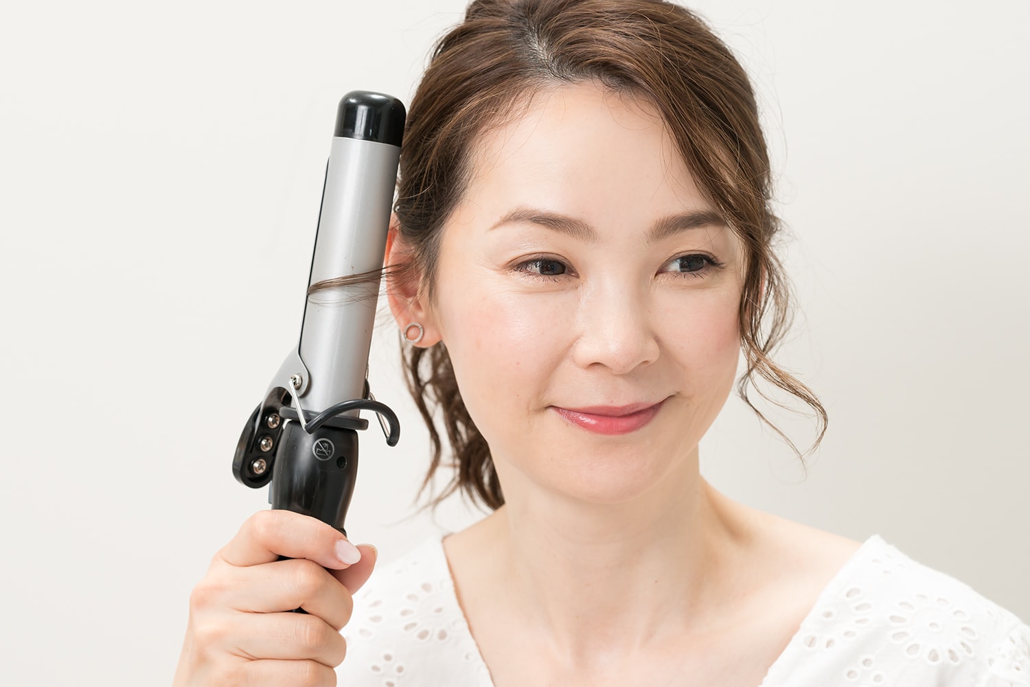 顔にかかる髪の中間から毛先にかけて外巻きにする。
