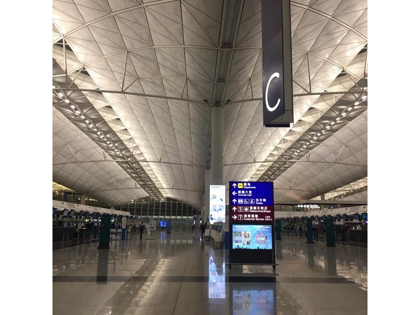 人が消えた香港国際空港のターミナル