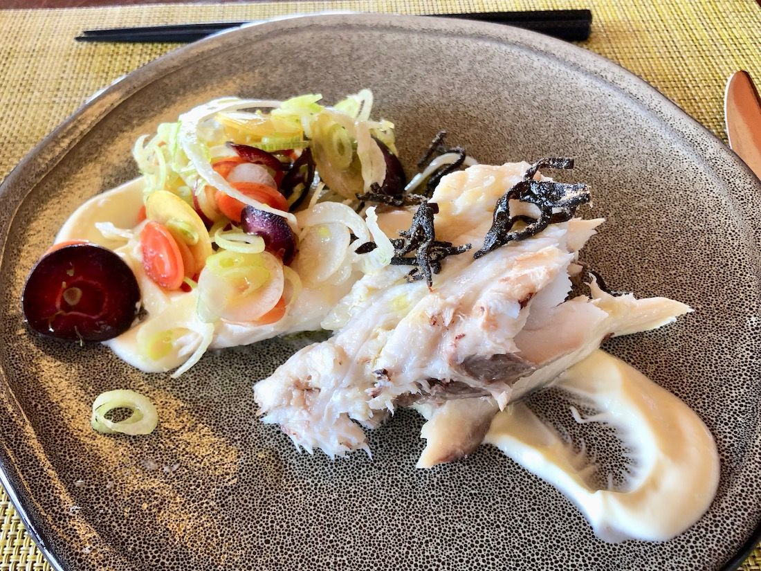 「カンパチの塩釜焼き サフランと柚子のアイオリソース フェンネル&シトラスのスローサラダ、昆布」